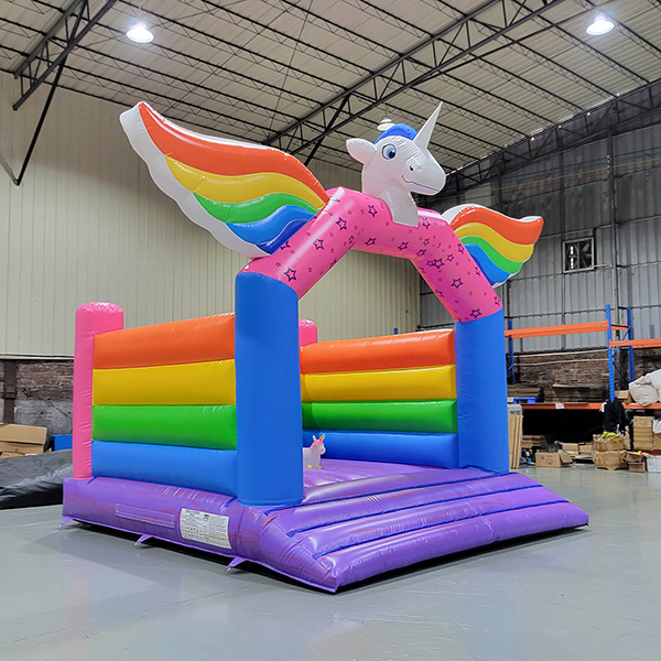 vista frontale della casa gonfiabile gonfiabile arcobaleno unicorno per bambini