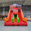 scivolo-gonfiabile-con-macchinine-giganti-cartone-animato-con-parete-da-arrampicata
