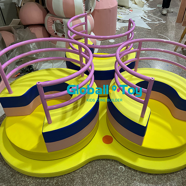 Structure de diapositives en spirale en mousse pour les centres d'amusement pour enfants