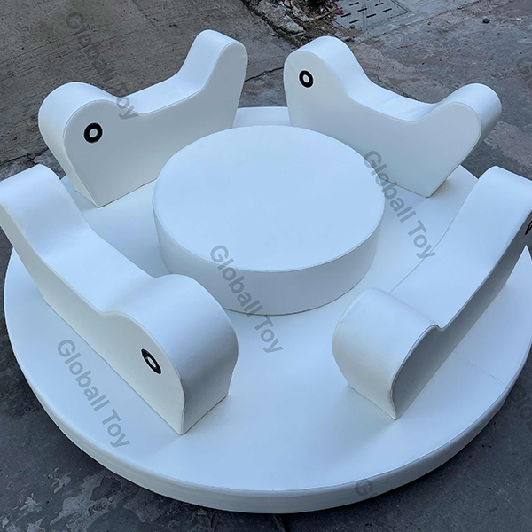 Ride-on de mousse douce Merry Go Round avec quatre sièges pour le centre de jeu
