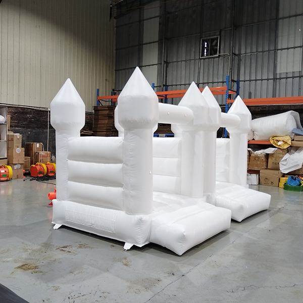 Mini gonflable Blanc Bounce House Compact Wedding Jumping Castle for Kids Backyard Birthday Events et Utilisation de la location en plein air