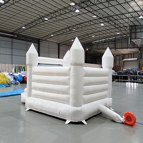 Maison de rebond gonflable blanc avec un fournisseur de jeu de location de château de mariage pointu