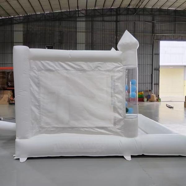 Maison de château gonflable de mariage blanc avec des fenêtres de diapositives et de maille