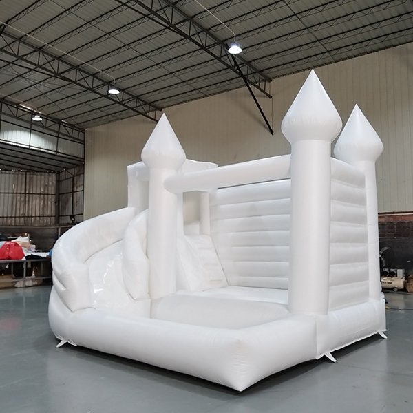 Combo de diapositives de château gonflable blanc durable pour une utilisation de l'arrière-cour