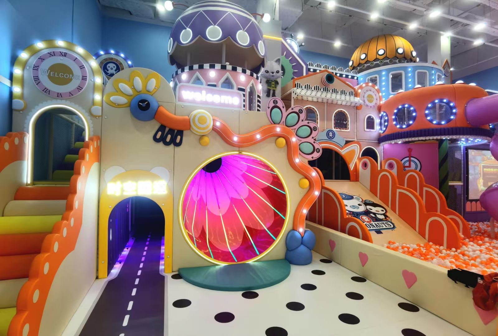 Transparente Spiralrutsche mit thematischer Dekoration auf dem Spielplatz im Innenbereich