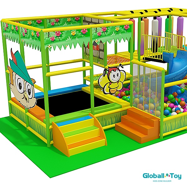 kinderopvang voorschoolse binnenspeeltuin met trampoline en zacht schuimspel