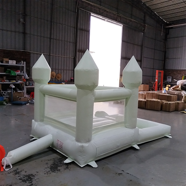 anak-anak-putih-goyang-kastil-untuk-bermain-di dalam ruangan