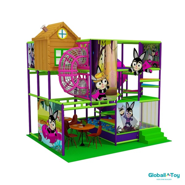 Indoor-Spielplatz im Waldhaus-Stil mit Spiralrutsche und Klettertunnel