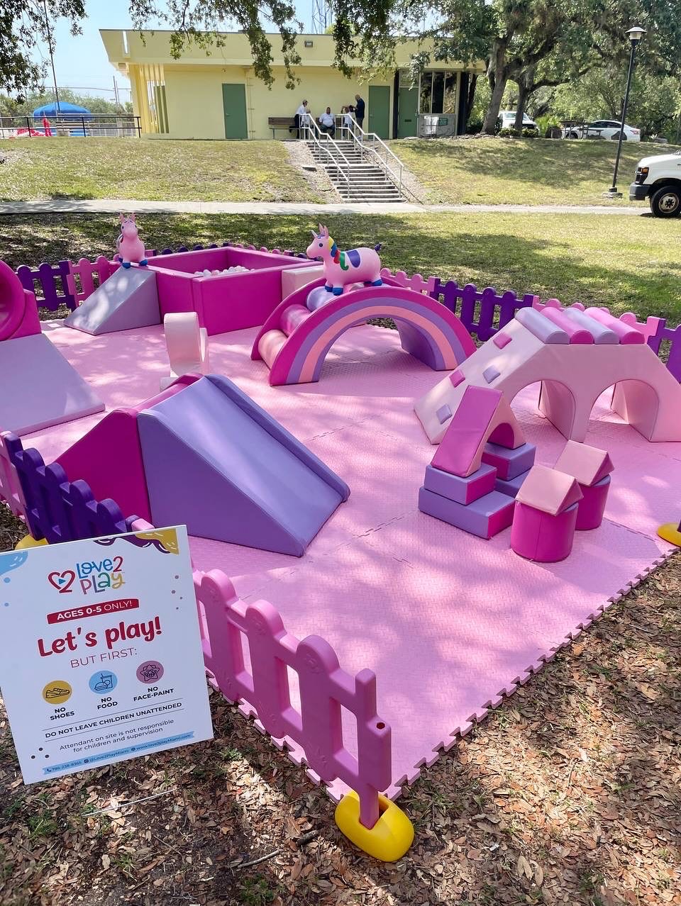 Küçük Çocuklar için Açık Hava Eğlencesi için Tek Boynuzlu At Oyuncaklarıyla Pembe ve Mor Yumuşak Oyun Seti