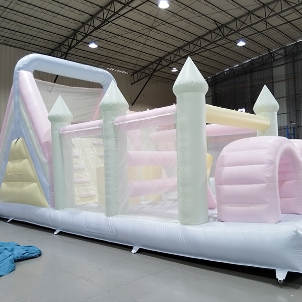 pastel-inflável-curso-de-obstáculos-castelo-com-escorrega-aluguel-de-festa-infantil