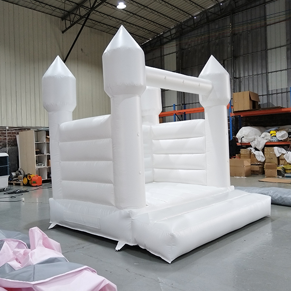 opblaasbaar-witte-castle-bounce-house-for-festivals