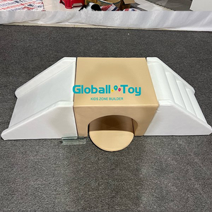 Tunnel de jeu doux beige et blanc avec glissement pour les enfants.