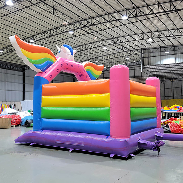 Castello gonfiabile per bambini a tema unicorno con arco colorato