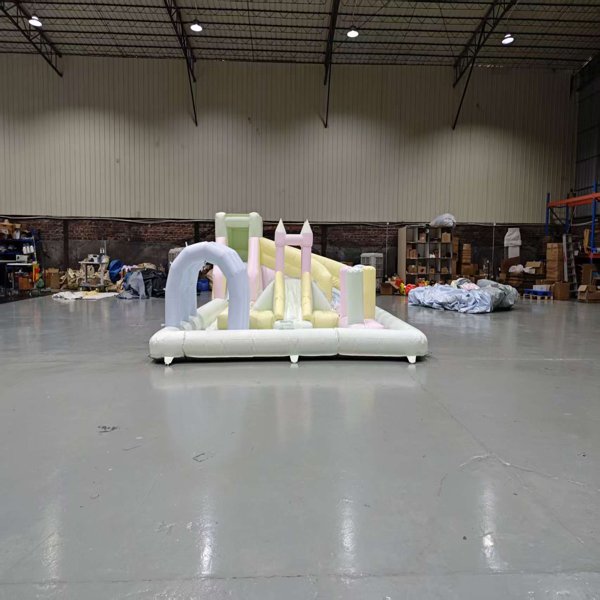 opblaasbare-soft-play-obstakelboog-glijbaanset-binnenspeeltuin-leverancier