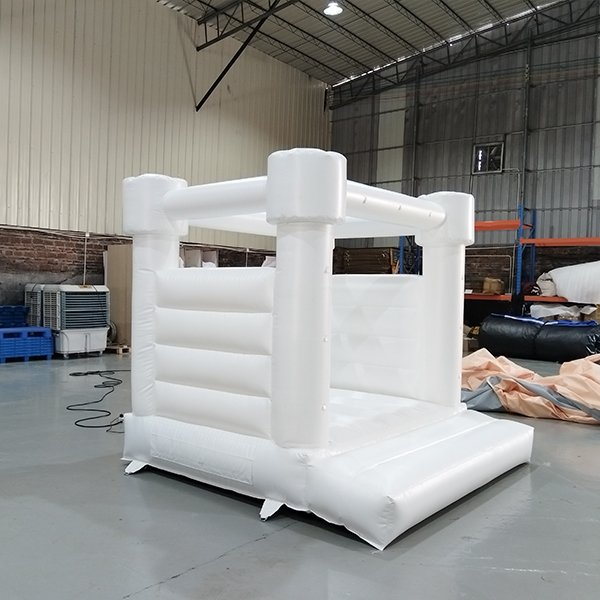 Maison de rebond gonflable blanc pour la location de fête de mariage