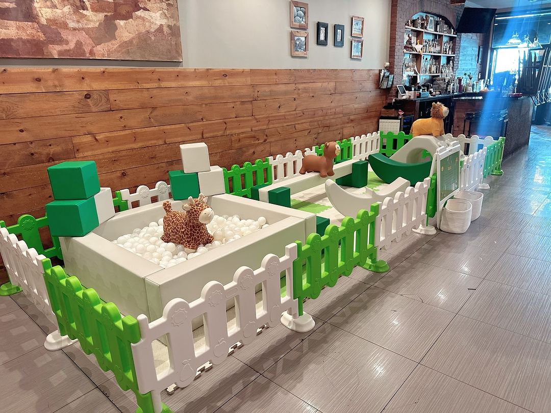 Zone de jeu pour enfants blancs et verts