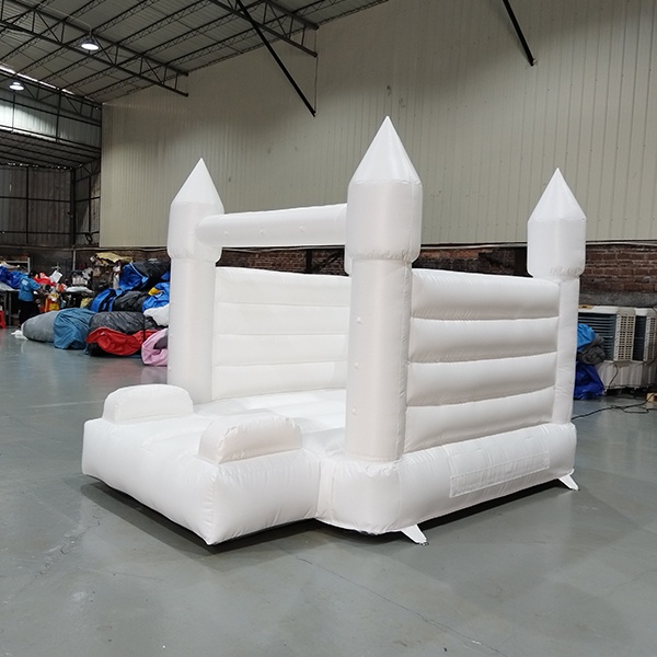 Château gonflable blanc commercial avec toit à pointe à louer