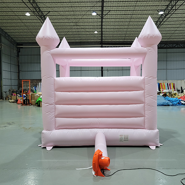 Casa hinchable al aire libre rosa pastel con entrada de diapositivas