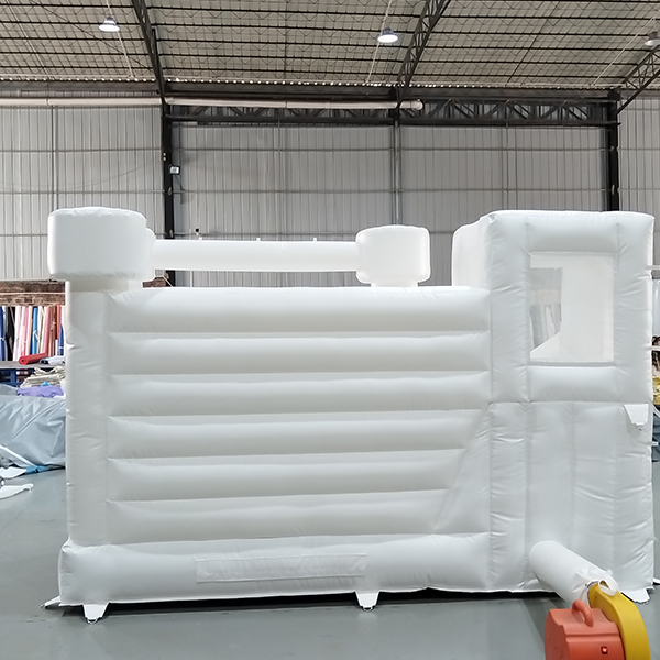 Angle latéral château gonflable blanc avec toboggan pour les événements