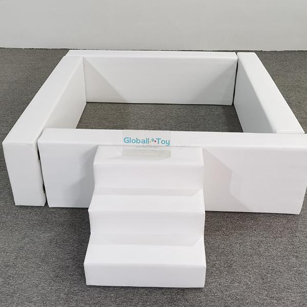 Ronde, zachte speelruimte voor kinderen met witte gevoerde panelen