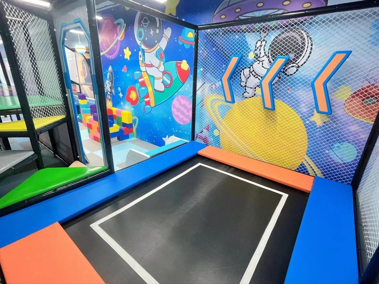 Anak-anak trampolin-space-tema-playground-Malaysia-globalltoy