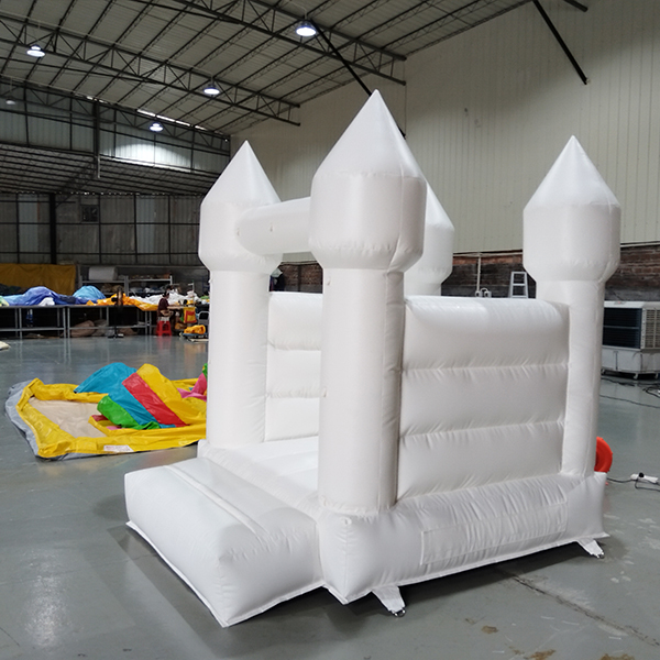 castillo-hinchable-niño-blanco