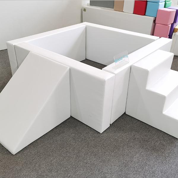 Combinatie van schuimhelling en trap voor zachte speelverblijven