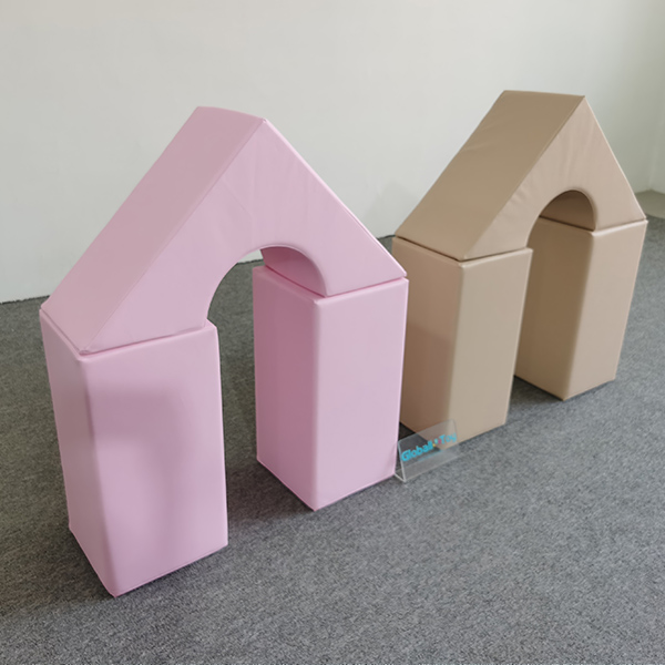 blok-rumah-bermain-merah muda-dan-krem-lembut