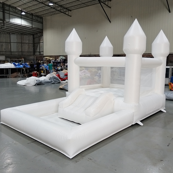 Zwaar-white-wit-inflatable-casteel-met-slije-voorhuur