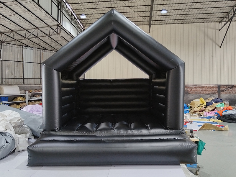 casa-inflable-negra-inflable-para-bodas-con-techo-alquiler-para-eventos