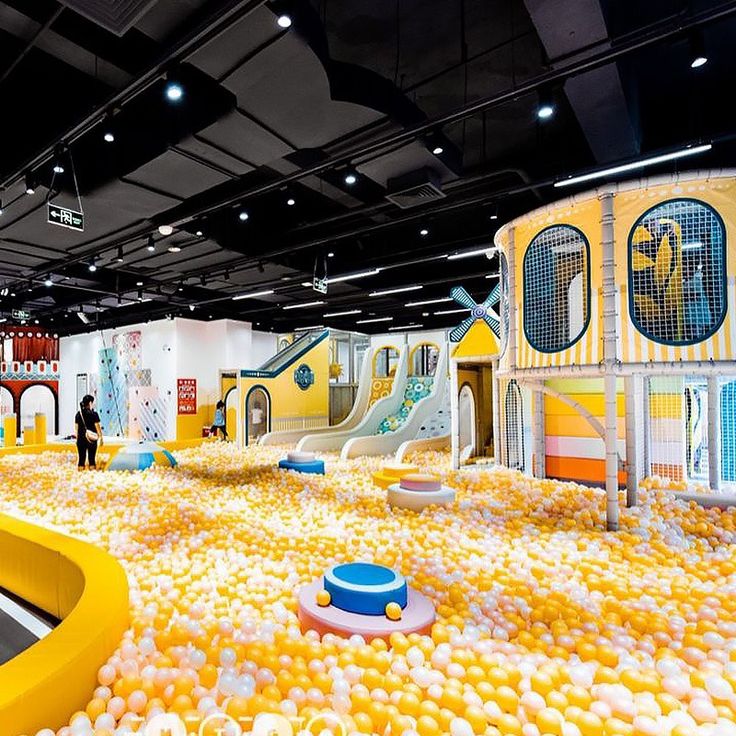 Grande playground interno com escorregadores e equipamento de jogo macio para piscina de bolinhas amarelas da Globalltoy