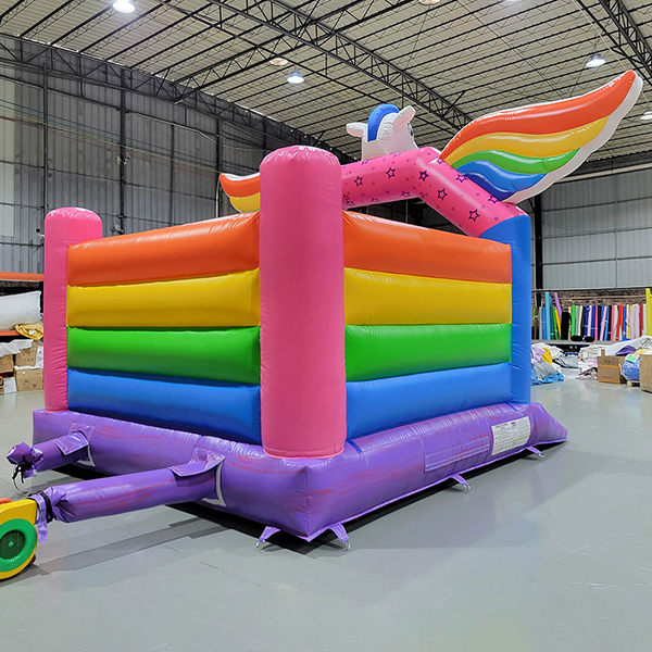 Castello gonfiabile con unicorno sul retro per far giocare i bambini