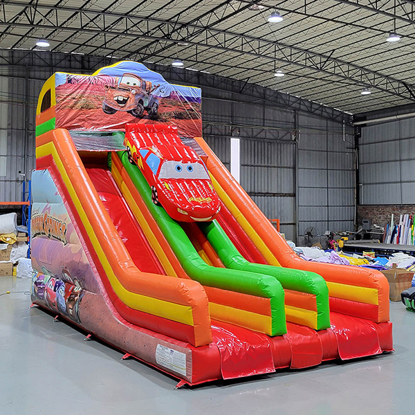 scivolo-gonfiabile-per-eventi-a-tema-auto-da-corsa-commerciale