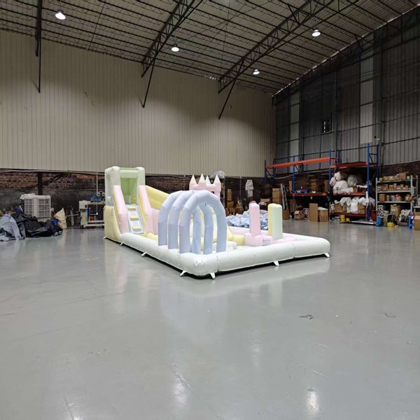 opblaasbare-soft-play-glijbaan-grote-pastel-thema-commerci&euml;le-speeltuin-fabriek