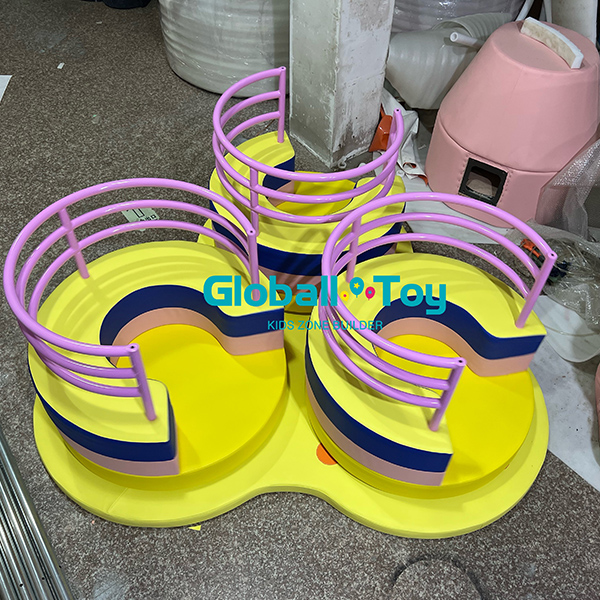 Double glissière d'escalade en spirale avec mousse et balustrades douces