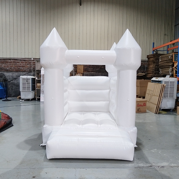 Petite maison de château de saut gonflable blanche pour la fête d'arrière-cour