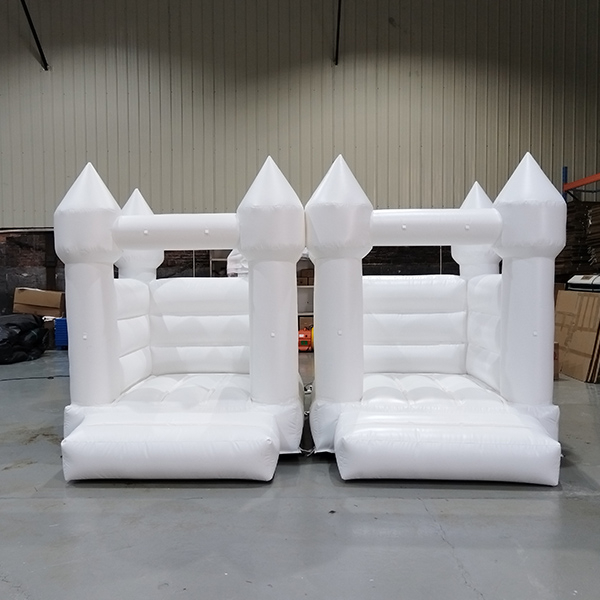 Mini gonflable Blanc Bounce House Compact Wedding Jumping Castle for Kids Backyard Birthday Events et Utilisation de la location en plein air