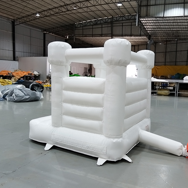 Mini dmuchany zamek dla malucha do dekoracji urodzinowej