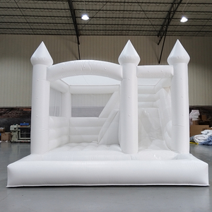 Château gonflable blanc avec murs en maille et glissière pour la location de fête pour enfants