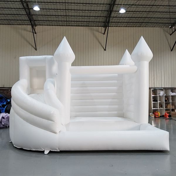 Maison gonflable blanche commerciale avec glissière et mur d'escalade