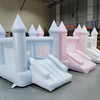 Château de saut pastel doux avec toboggan pour les tout-petits à l'intérieur