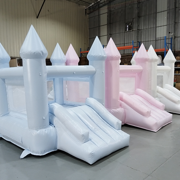 Château de saut pastel doux avec toboggan pour les tout-petits à l'intérieur