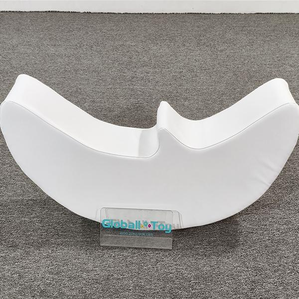 Chaise à bascule blanche en forme de lune pour les enfants