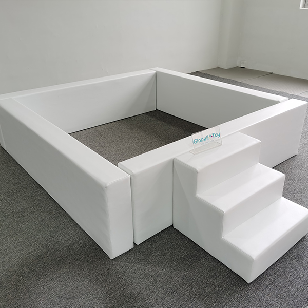 Piclo de pelota suave blanca grande con escaleras de espuma para niños