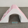 Tunnel de triangle d'escalade en mousse douce avec des poignées de nuage pour les tout-petits et les aires de jeux intérieures idéales pour l'équipement de développement moteur brut préscolaire