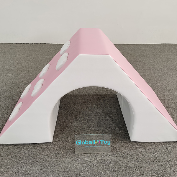 Tunnel de triangle d'escalade en mousse douce avec des poignées de nuage pour les tout-petits et les aires de jeux intérieures idéales pour l'équipement de développement moteur brut préscolaire