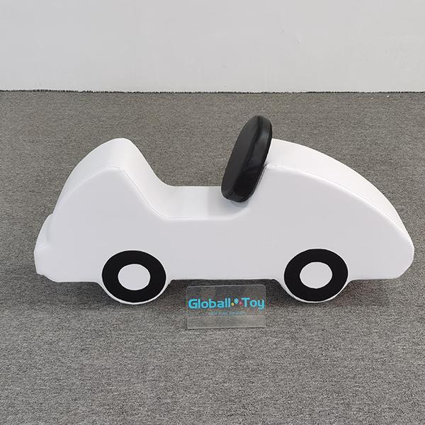 Vue à bascule douce en forme de voiture en forme de voiture blanche