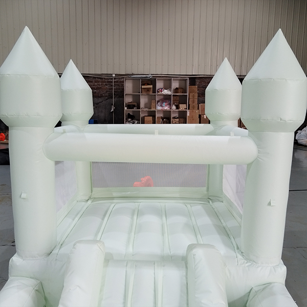 kastil lompat putih dengan perosotan untuk taman bermain