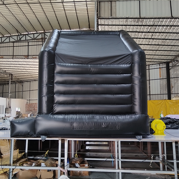 casa-inflable-negra-con-techo-planificador-de-eventos