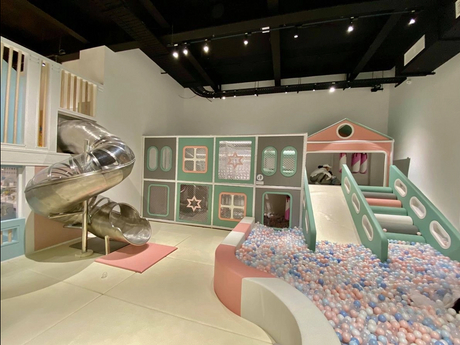 Binnenspeeltuin met metalen spiraalglijbaan en ballenbak voor kinderspeelcentrum_1194_896.jpg